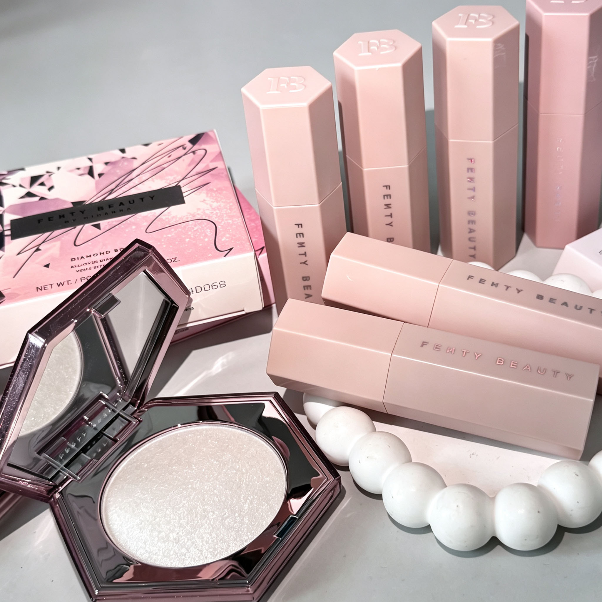 Fenty Beauty Makeup Highlighter - Trucco di lusso Fenty Beauty, illuminante